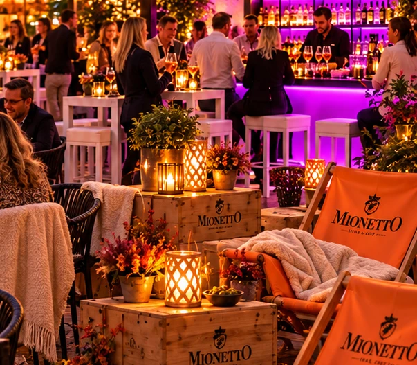 Orange Mionetto-Liegestühle mit beigen Decken und Holz-Weinkisten als Beistelltische